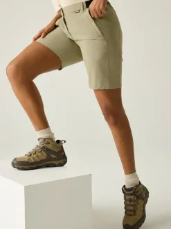 Functioneel short "Travel Light" beige