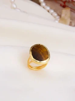 Vergulde ring met edelsteen
