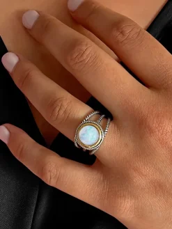 Vergulde ring met edelsteen