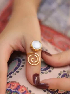 Vergulde ring met edelsteen
