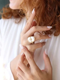 Vergulde ring met edelstenen