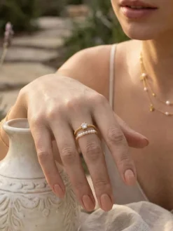 Vergulde ring met edelstenen en parels