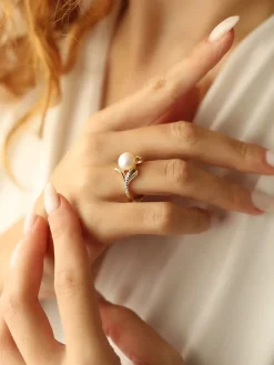 Vergulde ring met parel en edelstenen