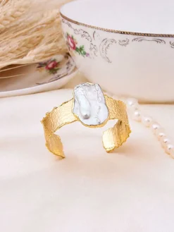 Vergulde ring met parelmoer