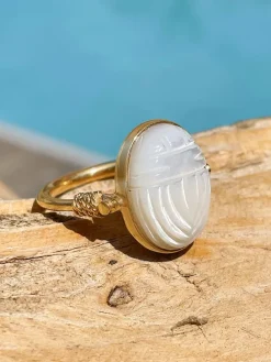 Vergulde ring met parelmoer