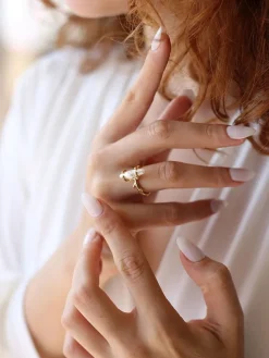 Vergulde ring met parelmoer