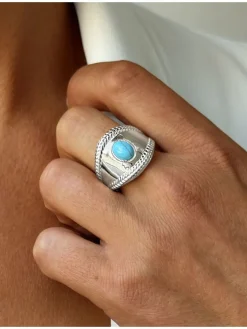 Verzilverde ring met edelstenen