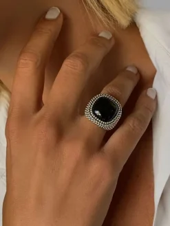 Verzilverde ring met edelstenen